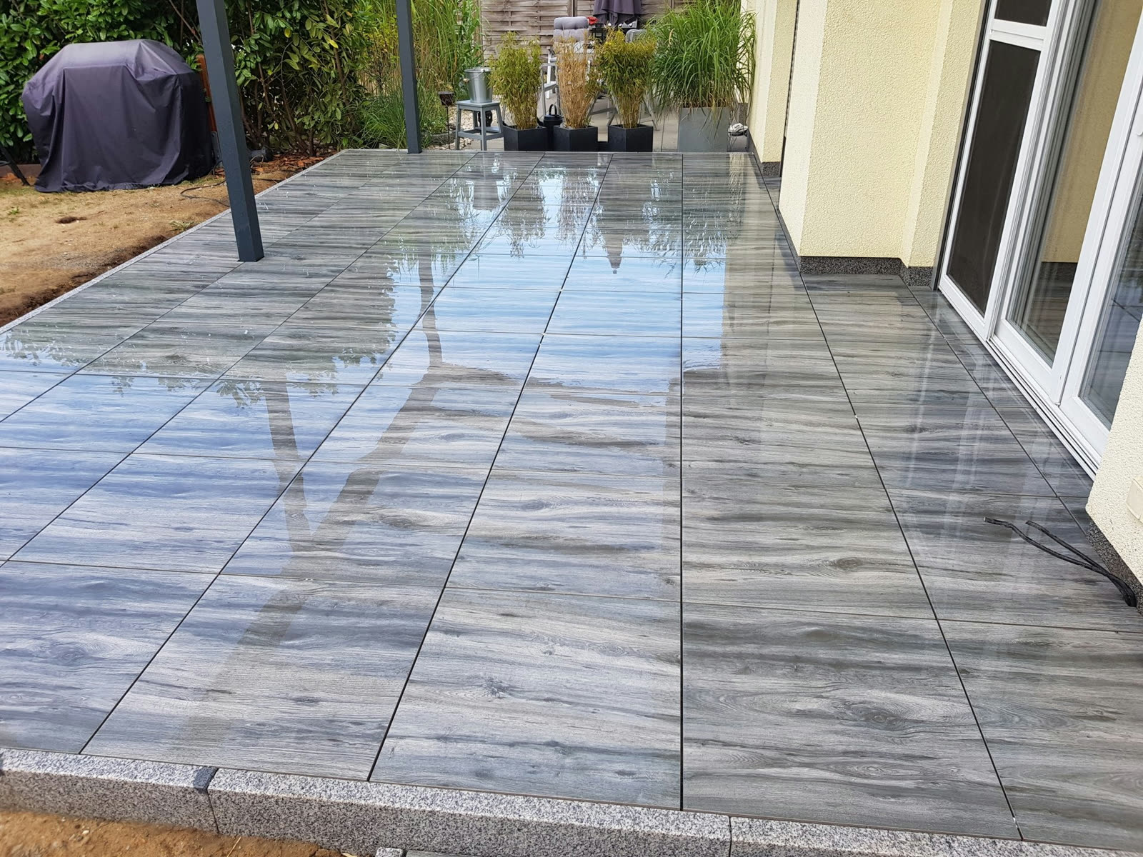 Fertige Terrasse mit Feinsteinzeug
