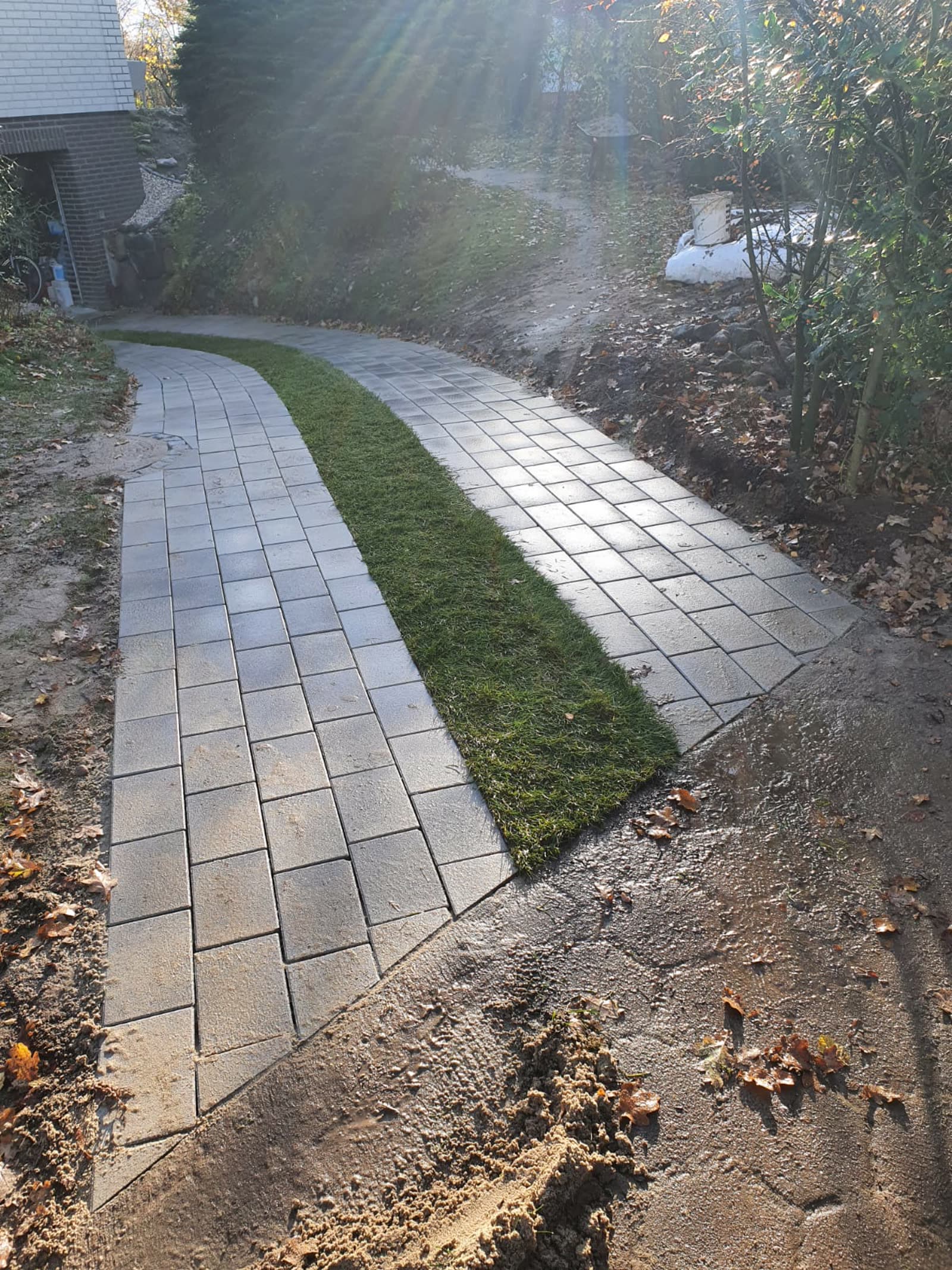 Weg mit Rasenstreifen
